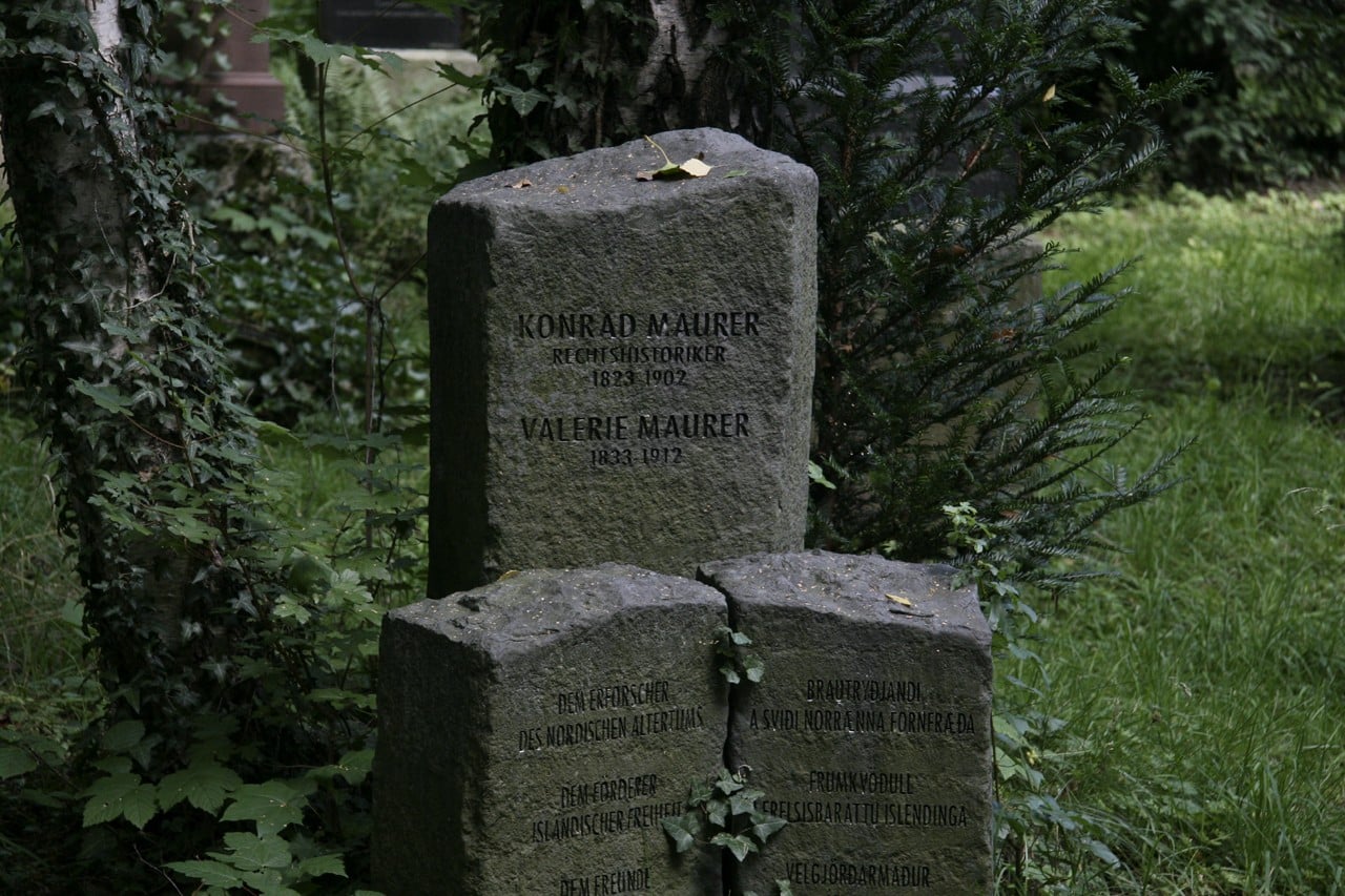 Das Grab Maurers mit Gedenkstein